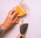 Снятие жидких обоев вручную рекомендуется выполнять, хорошо намочив стены перед началом работы